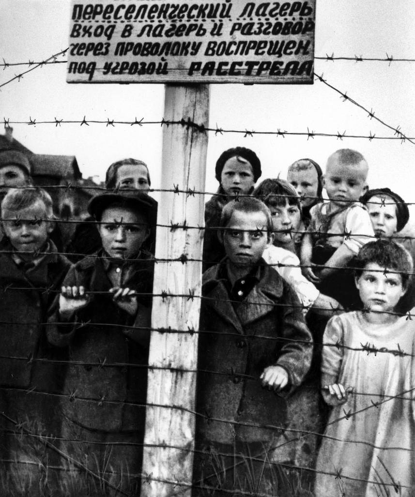 Дети – узники переселенческого лагеря, освобожденные советскими воинами. Карелия. Лето 1944